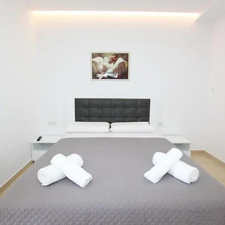 Nika Sarandë