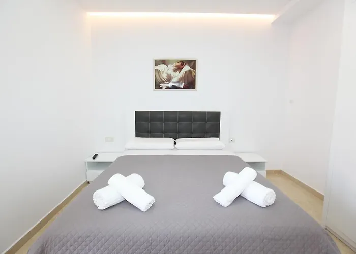 Nika Sarandë